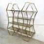 Libreria design a 4 ripiani in ottone dorato e vetro fumé                            