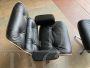 Poltrona lounge di Charles Eames con pouf, in pelle nera goffrata e palissandro