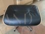 Poltrona lounge di Charles Eames con pouf, in pelle nera goffrata e palissandro