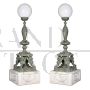 Coppia di lampioni in bronzo con sculture in stile romano su base in marmo                            