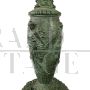 Coppia di lampioni in bronzo con sculture in stile romano su base in marmo