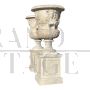 Coppia di grandi vasi da giardino in marmo bianco in stile antico