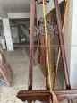 Grande cavalletto da pittore vintage finemente intagliato
