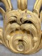 Antica coppia di grandi applique in legno dorato e intagliato, XIX secolo                            