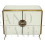 Credenza a due ante in vetro bianco con maniglia in ottone                            