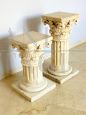 Coppia di colonne in marmo travertino con capitelli in stile Corinzio, Italia anni '40                            