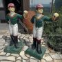 Coppia di sculture da giardino vintage americane con fantini in ghisa                            