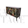 Credenza a due ante in legno e vetro colorato con geometrie circolari