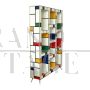 Libreria a giorno in legno rivestita in vetro colorato in stile Mondrian