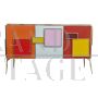Credenza a tre ante in vetro colorato con maniglie retroilluminate