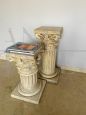 Coppia di colonne in marmo travertino con capitelli in stile Corinzio, Italia anni '40