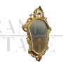 Specchiera sagomata in legno dorato in stile antico                            