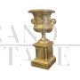 Vaso a colonna in stucco dorato in stile antico                            