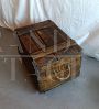 Tavolino vintage con rotelle ricavato da una cassa di legno