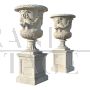 Coppia di grandi vasi da giardino in marmo bianco in stile antico