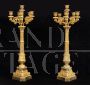 Coppia di candelabri antichi Carlo X a sei fiamme in bronzo dorato                            