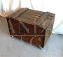 Tavolino vintage con rotelle ricavato da una cassa di legno