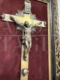Crocefisso antico in bronzo del XIX secolo con cornice                            