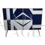 Credenza con geometrie in vetro bianco e blu