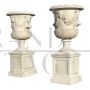 Coppia di grandi vasi da giardino in marmo bianco in stile antico