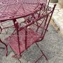 Set da giardino con tavolo e 4 sedie in ferro battuto laccato rosso, anni '70                            