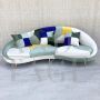 Divano design curvo color block a 3 posti con cuscini                            