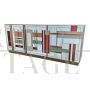 Credenza a 4 ante in vetro bianco con sezioni colorate e ottone