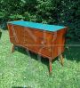 Credenza anni '50 con piano in vetro azzurro                            
