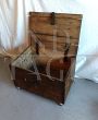 Tavolino vintage con rotelle ricavato da una cassa di legno