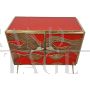 Credenza a due ante in vetro rosso e bamboo con maniglie a pesce                            
