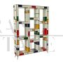 Libreria a giorno in legno rivestita in vetro colorato in stile Mondrian