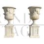 Coppia di grandi vasi da giardino in marmo bianco in stile antico                            