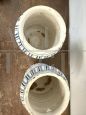 Coppia di vasi albarello da farmacia antichi in ceramica di Bassano, XVIII secolo