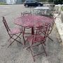 Set da giardino con tavolo e 4 sedie in ferro battuto laccato rosso, anni '70                            