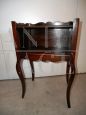 Piccolo comodino vintage in stile classico con vano a giorno