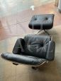 Poltrona lounge di Charles Eames con pouf, in pelle nera goffrata e palissandro