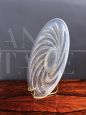 Piatto in stile Lalique in cristallo opalescente