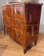 Comò cassettone del Settecento con ricchi intarsi e piano in marmo