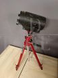 Piccolo faro cinematografico vintage con treppiede                            