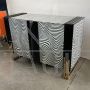 Credenza in vetro stampato a strisce d’onda bianche e nere effetto 3D                            