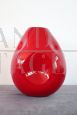 Vaso anni '70 in vetro di Murano incamiciato rosso, dalle forme moderne
