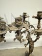 Coppia di candelabri in bronzo del '900 a cinque fiamme con putti
