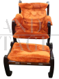 Poltrona e pouf Samurai di Frigerio in alcantara arancione                            