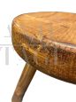 Sgabello tripode di Charlotte Perriand in legno di pino