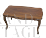 Tavolino da salotto vintage con gambe mosse e intagliate                            
