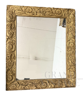 Antica specchiera dorata con intagli floreali, XIX secolo