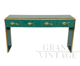 Consolle in vetro verde a 4 cassetti con maniglie dorate a pesce                            
