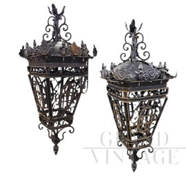 Coppia di grandi lanterne in ferro battuto dei primi del '900                            
