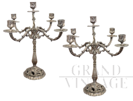 Coppia di candelabri in metallo argentato, anni '80