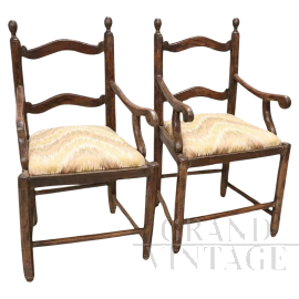 Coppia di grandi sedie seggioloni antichi in noce del XVIII secolo                            